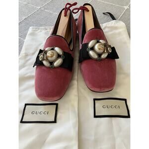 Gucci Dusty Pink Velvet Loafer with Bee and Pearl Detail sz 38